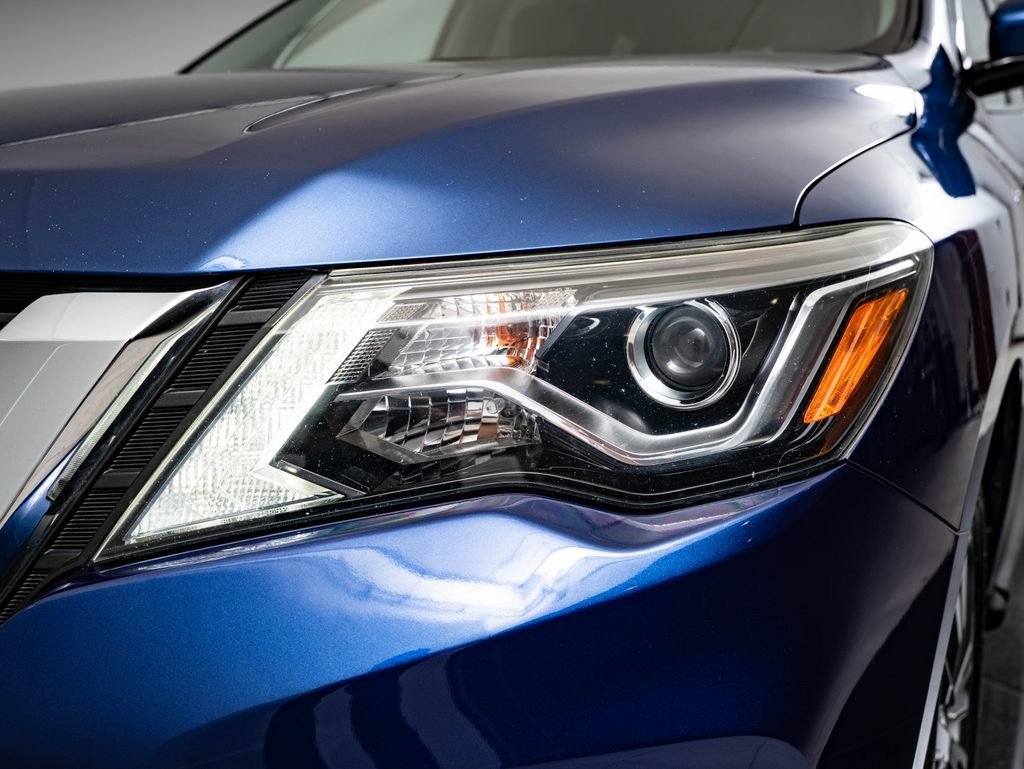 Used 2018 Caspian Blue Nissan SL image 14