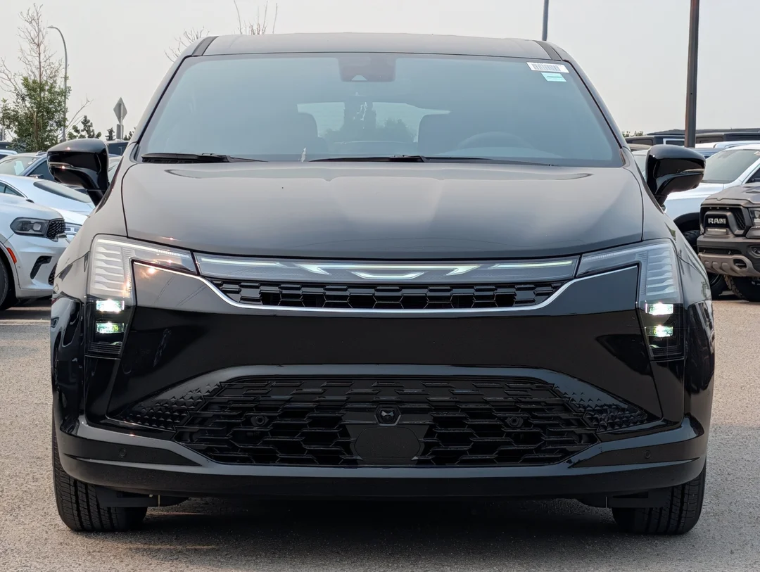 New 2027 Black Chrysler Select - - FWD - Stow n Go Seating - Adaptive Cruise - Apple CarPlay & More! image 3