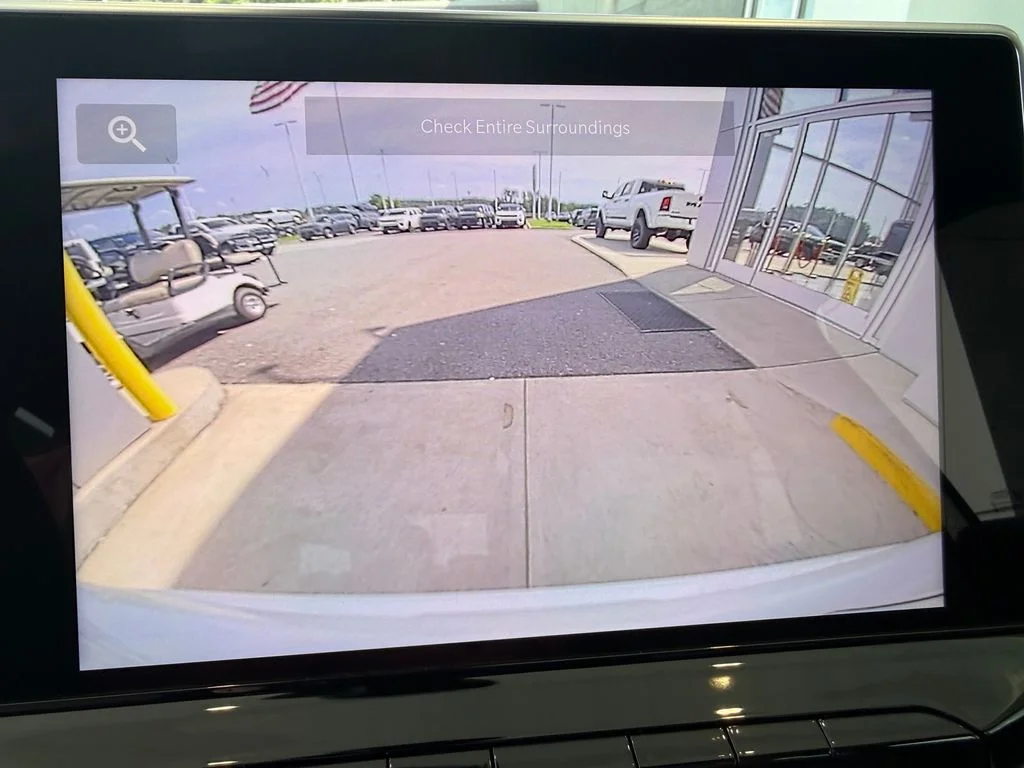 New 2026 Bright White Clear-Coat Exterior Paint Jeep Latitude image 13