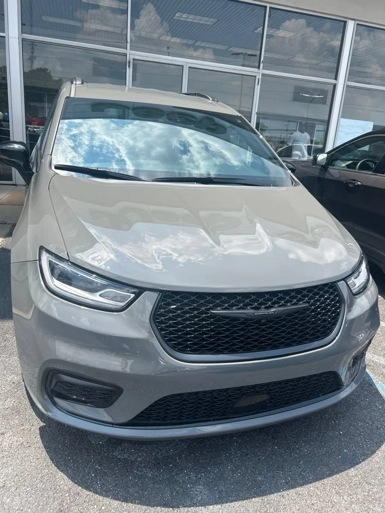 Used 2024 Ceramic Gray Clearcoat Chrysler Touring L image 10