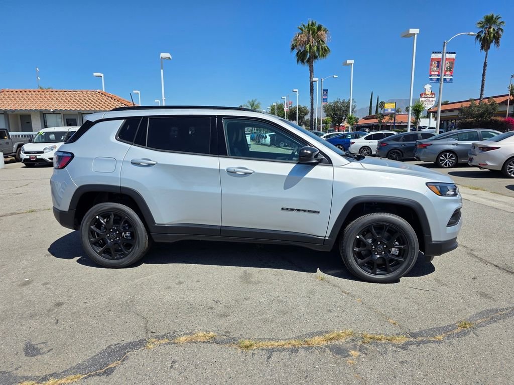 New 2026 Silver Zynith Metallic Clearcoat Jeep Latitude image 3