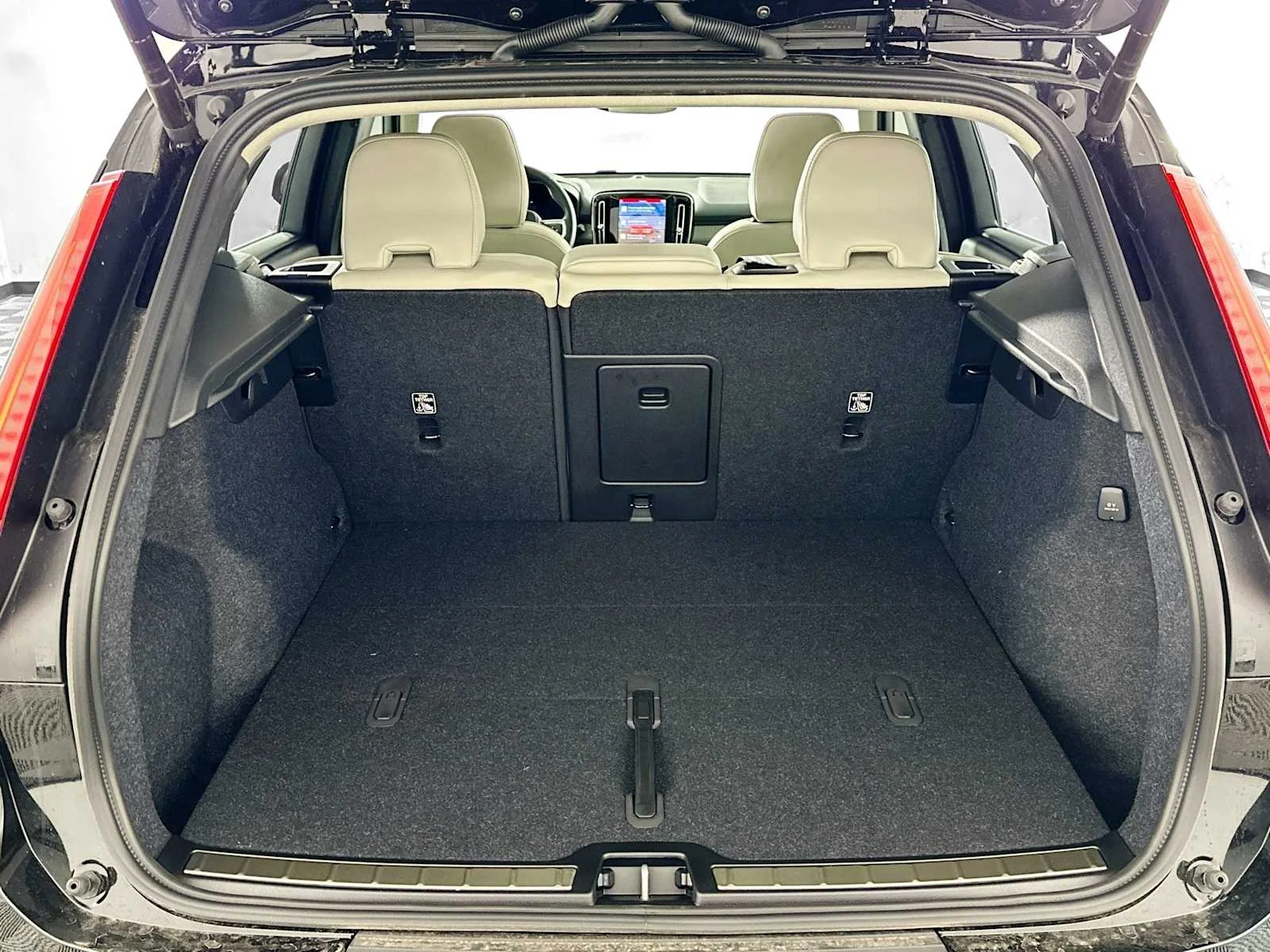 2025 Volvo XC40 Plus - Photo 24