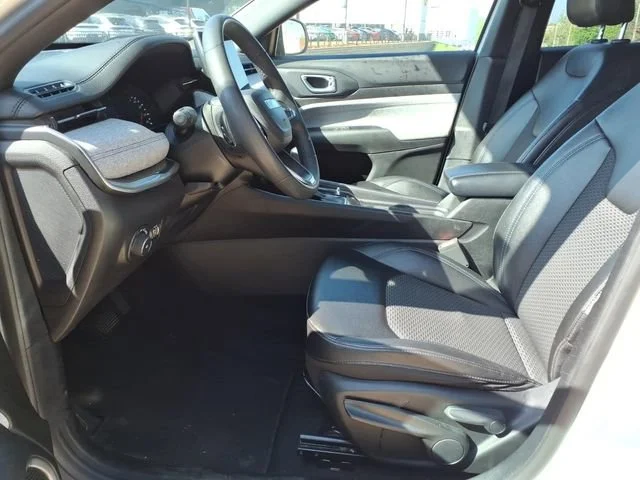 Used 2024  Jeep Latitude image 18