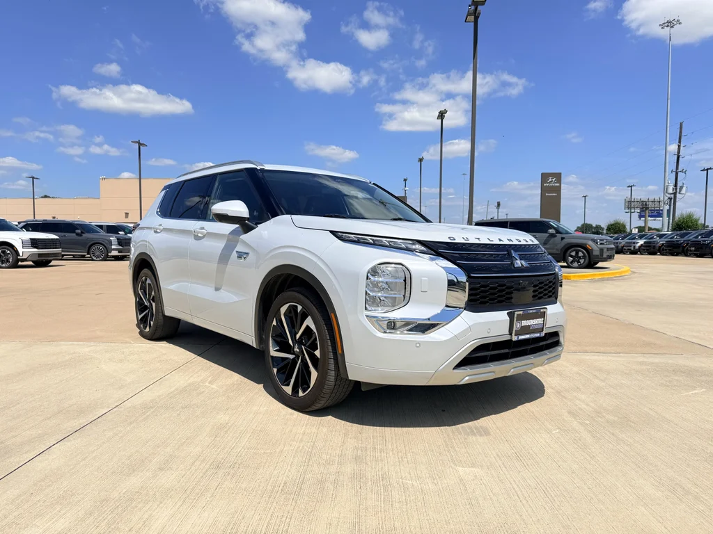 Used 2024 White Diamond Mitsubishi SEL image 3