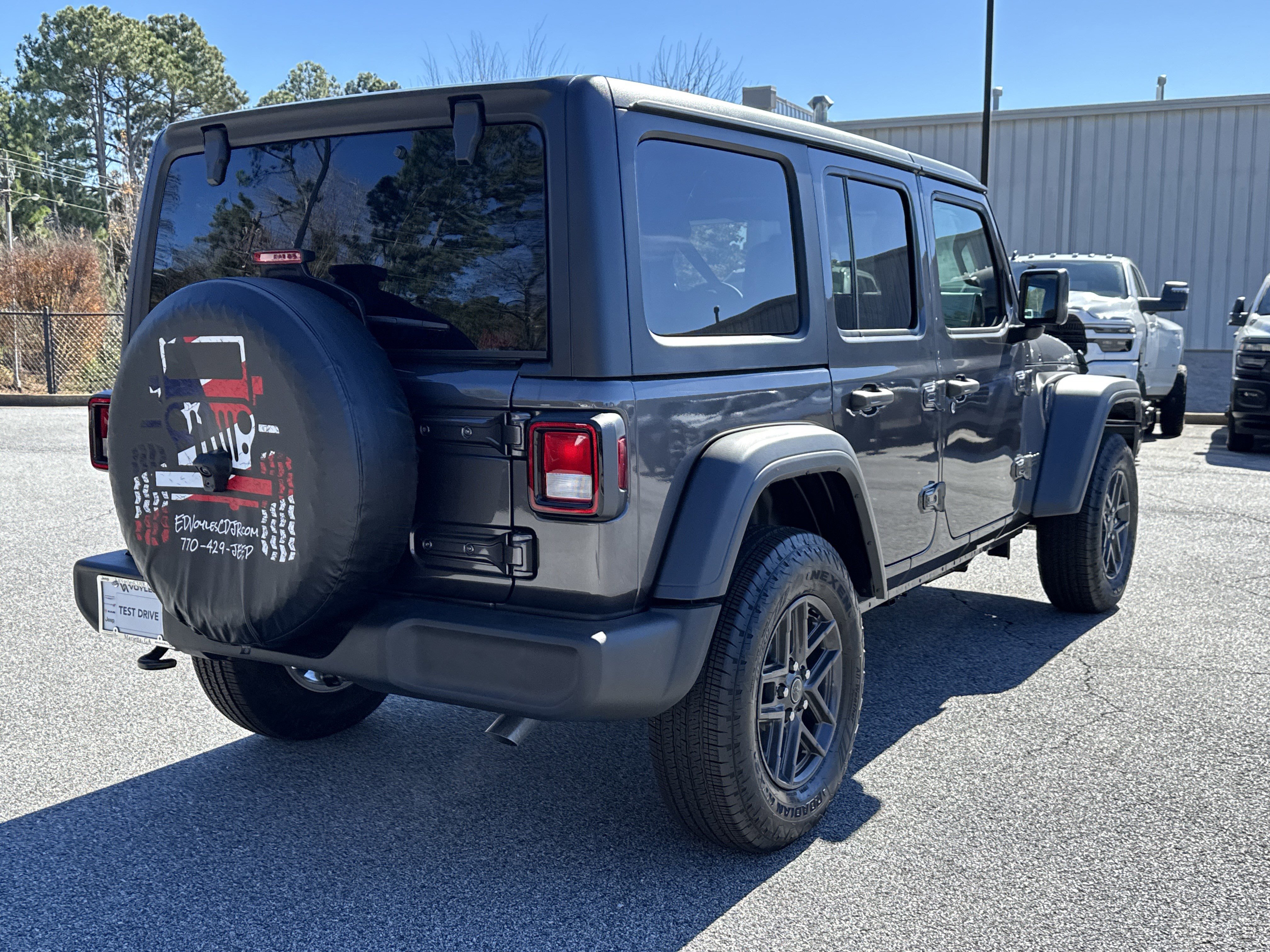 New 2025 Granite Crystal Metallic Clear-Coat Exterior Paint Jeep Sport S image 8