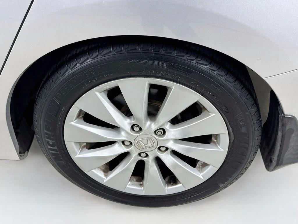 Used 2014 Silver Honda EX-L image 37