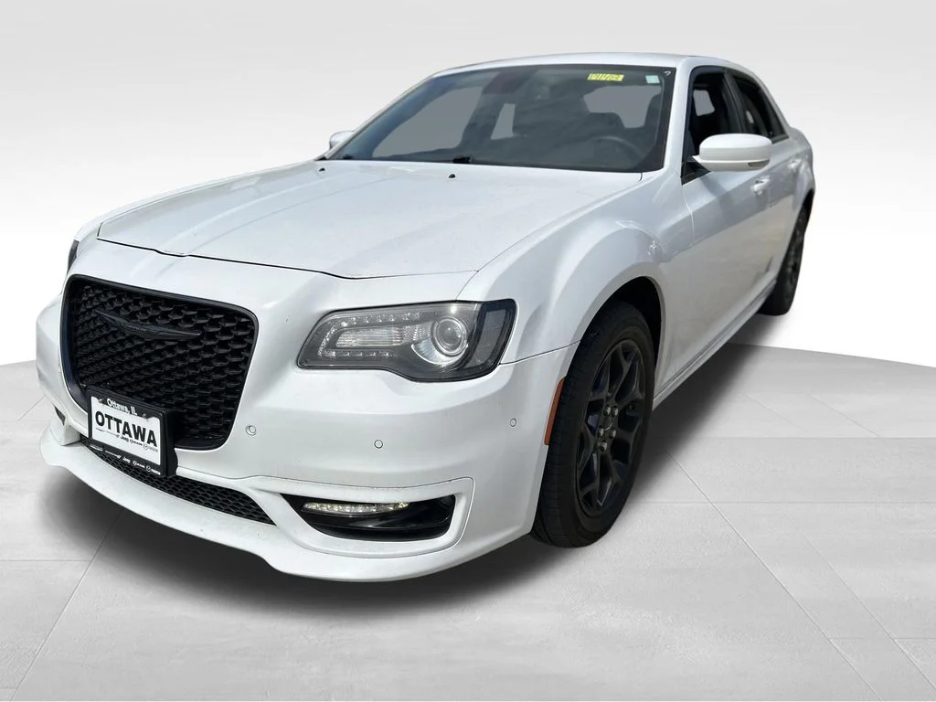 Used 2023 White Chrysler Touring image 3