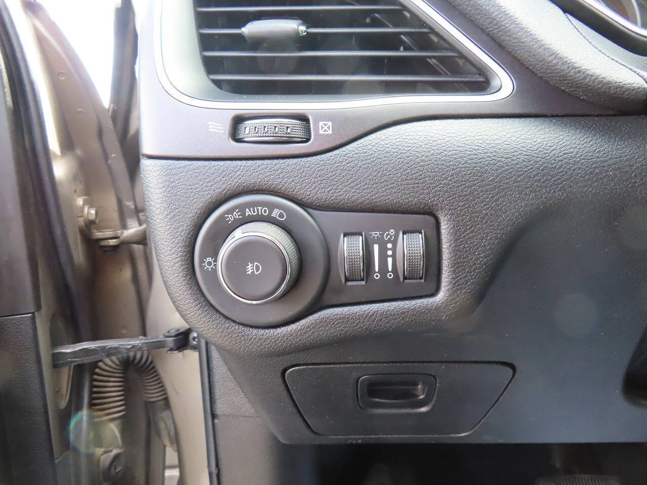 Used 2021 Light Brownstone Pearl Coat Jeep Trailhawk 4x4 4dr SUV image 13