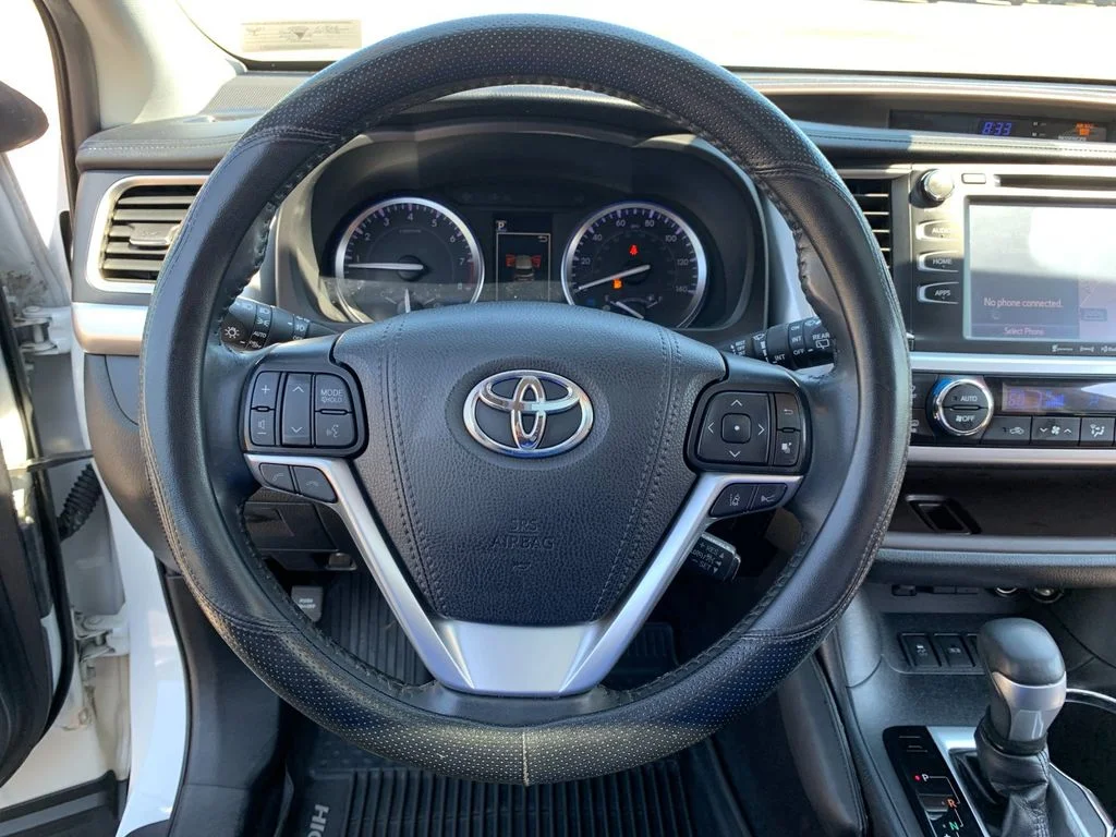 Used 2019 White Toyota XLE image 26