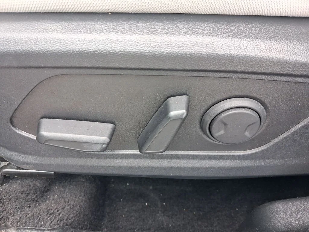 Used 2025 White Hyundai SEL image 19