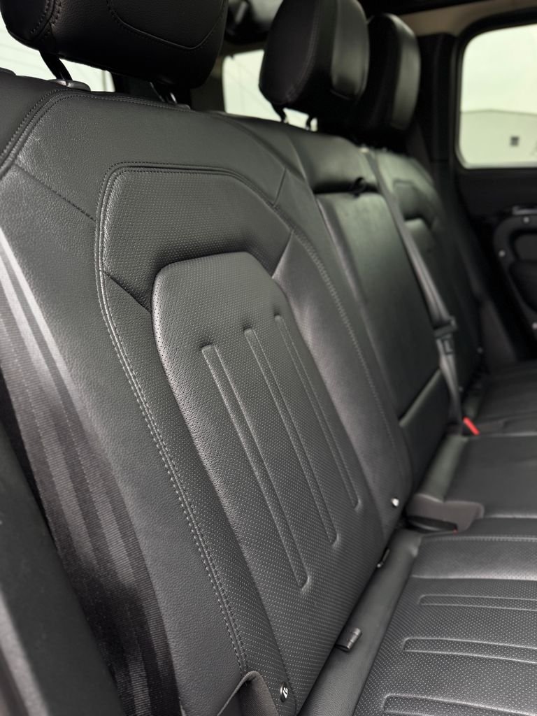 Used 2022 Santorini Black Metallic Land Rover SE image 39