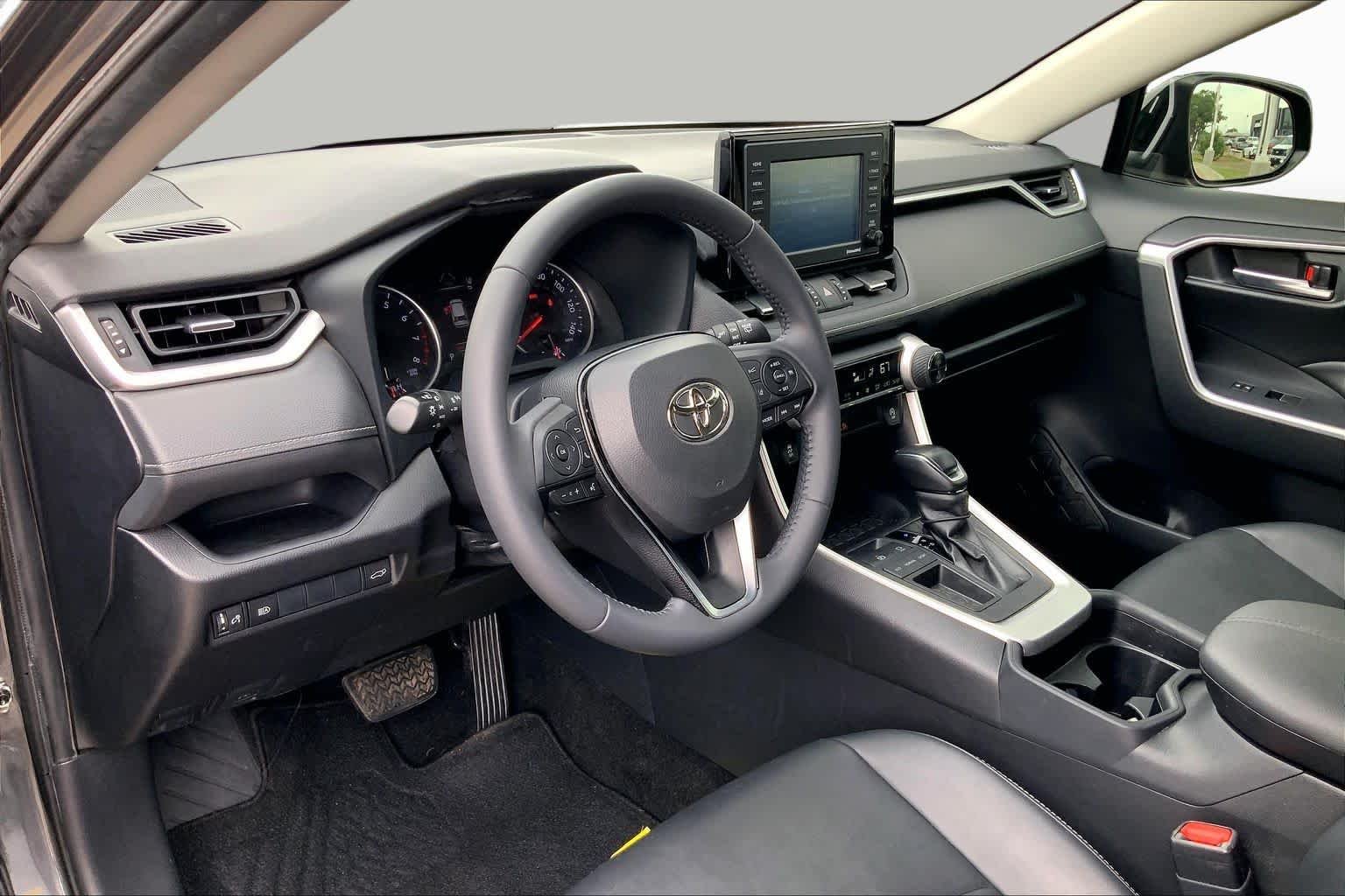 Used 2020 Magnetic Gray Metallic Toyota XLE Premium image 18