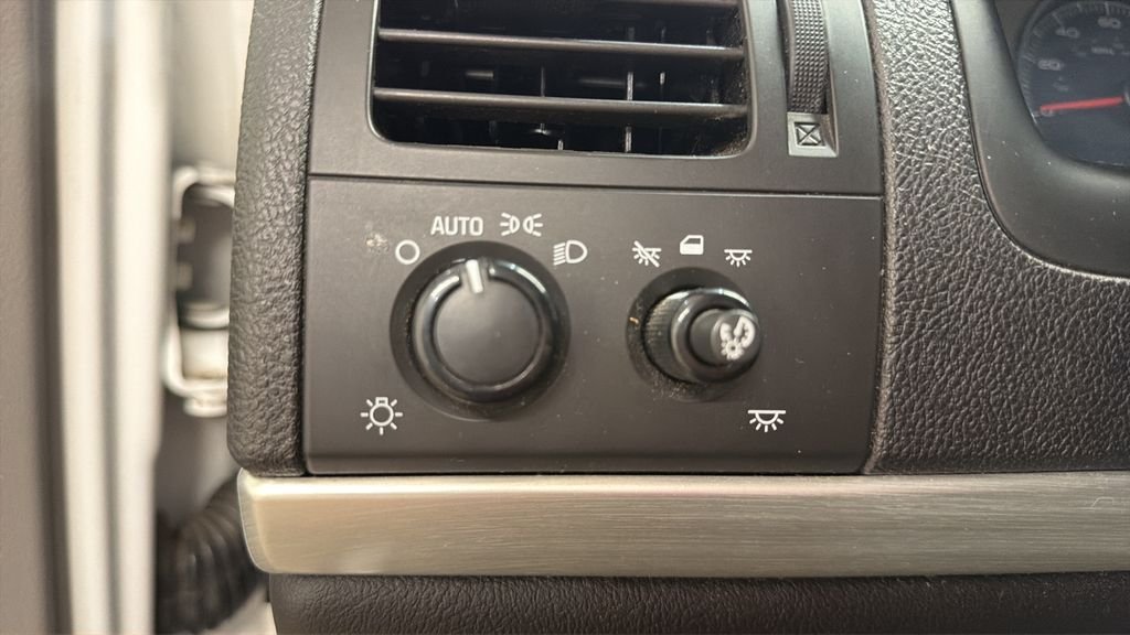 Used 2006 White Pontiac Base image 18