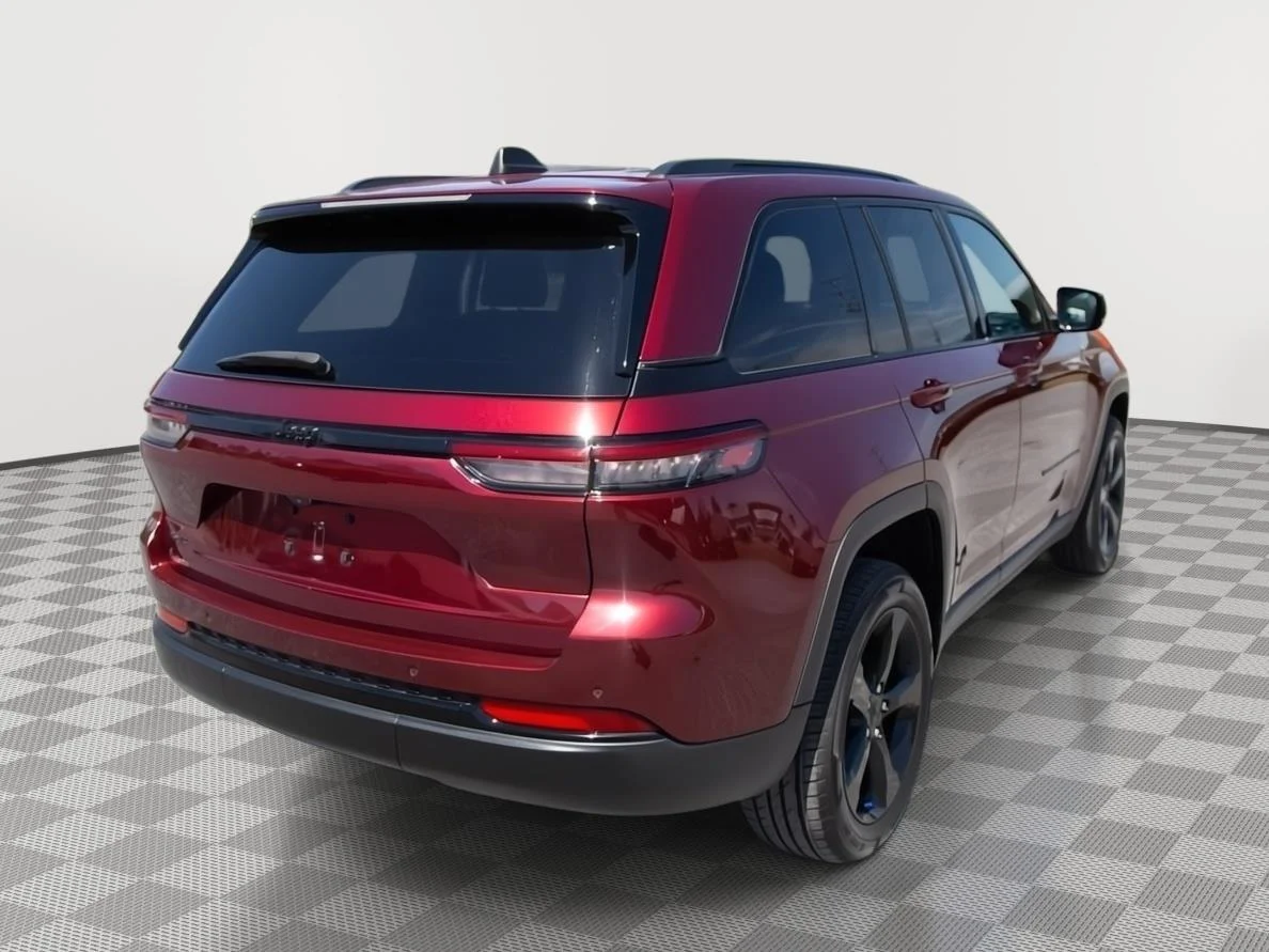 Used 2023 Velvet Red Pearlcoat Jeep Altitude image 5
