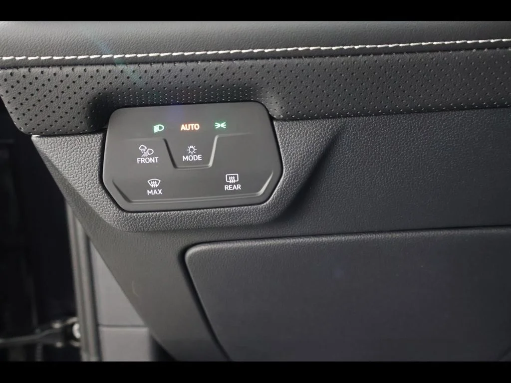 New 2026 Black Volkswagen 2.0T SE w/Technology image 27