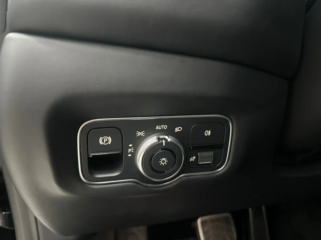 Used 2023 Black Aston Martin Base image 22