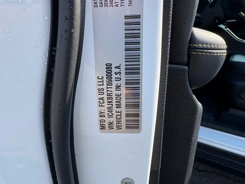 New 2026 Bright White Clear-Coat Exterior Paint Jeep  image 33
