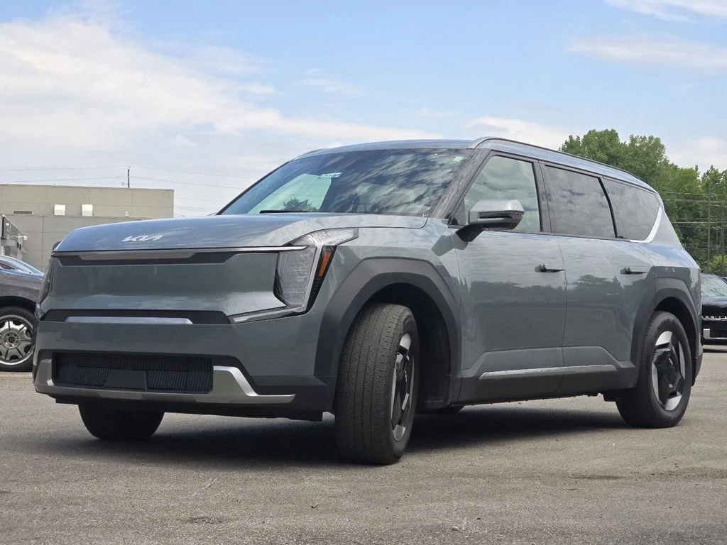Used 2024 Green Kia Wind image 12