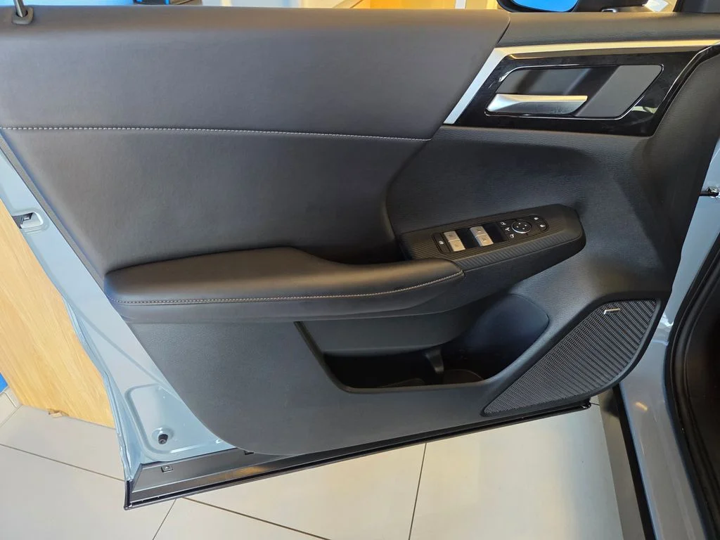 Used 2026 Moonstone Gray Metallic/Black Roof Mitsubishi LE image 16