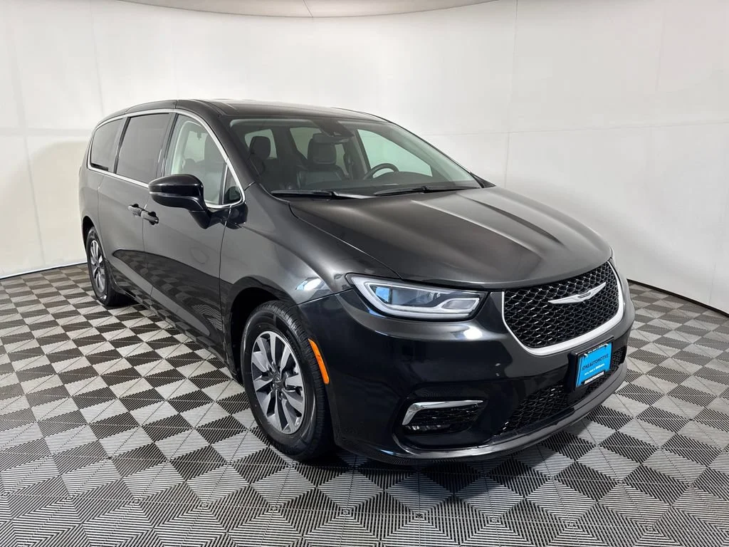 Used 2023 Black Chrysler Touring L image 4