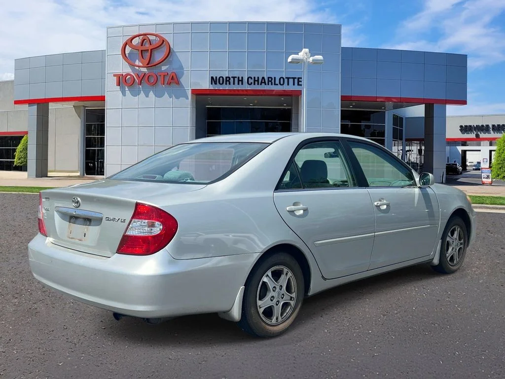Used 2002 Silver Toyota LE image 7