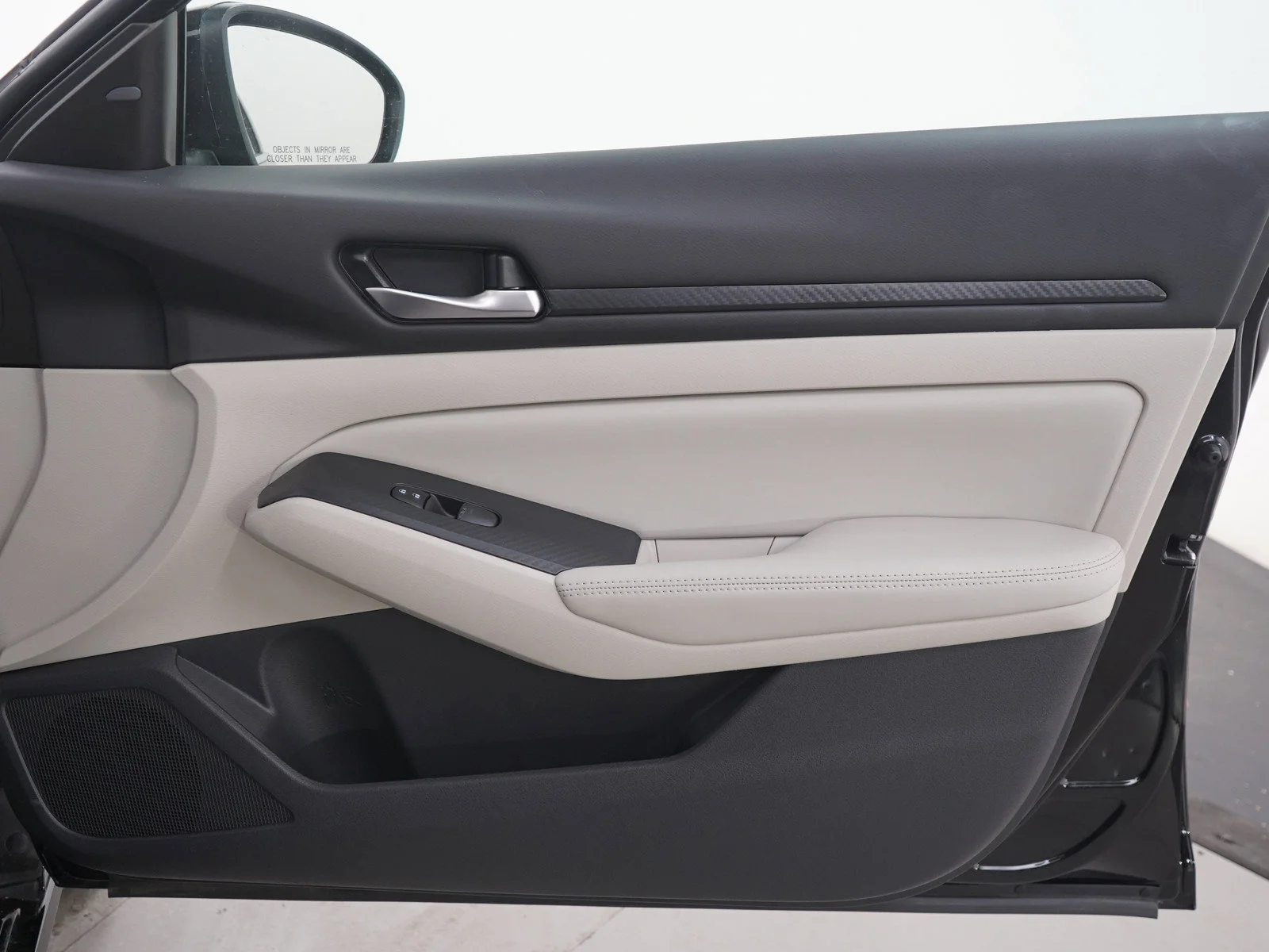 Used 2025 Super Black Clearcoat Nissan 2.5 SV image 9
