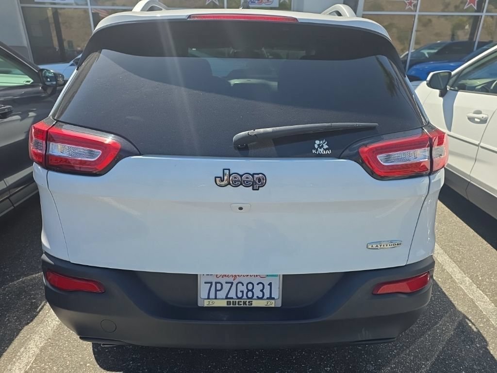 Used 2016 Bright White Clearcoat Jeep Latitude image 6