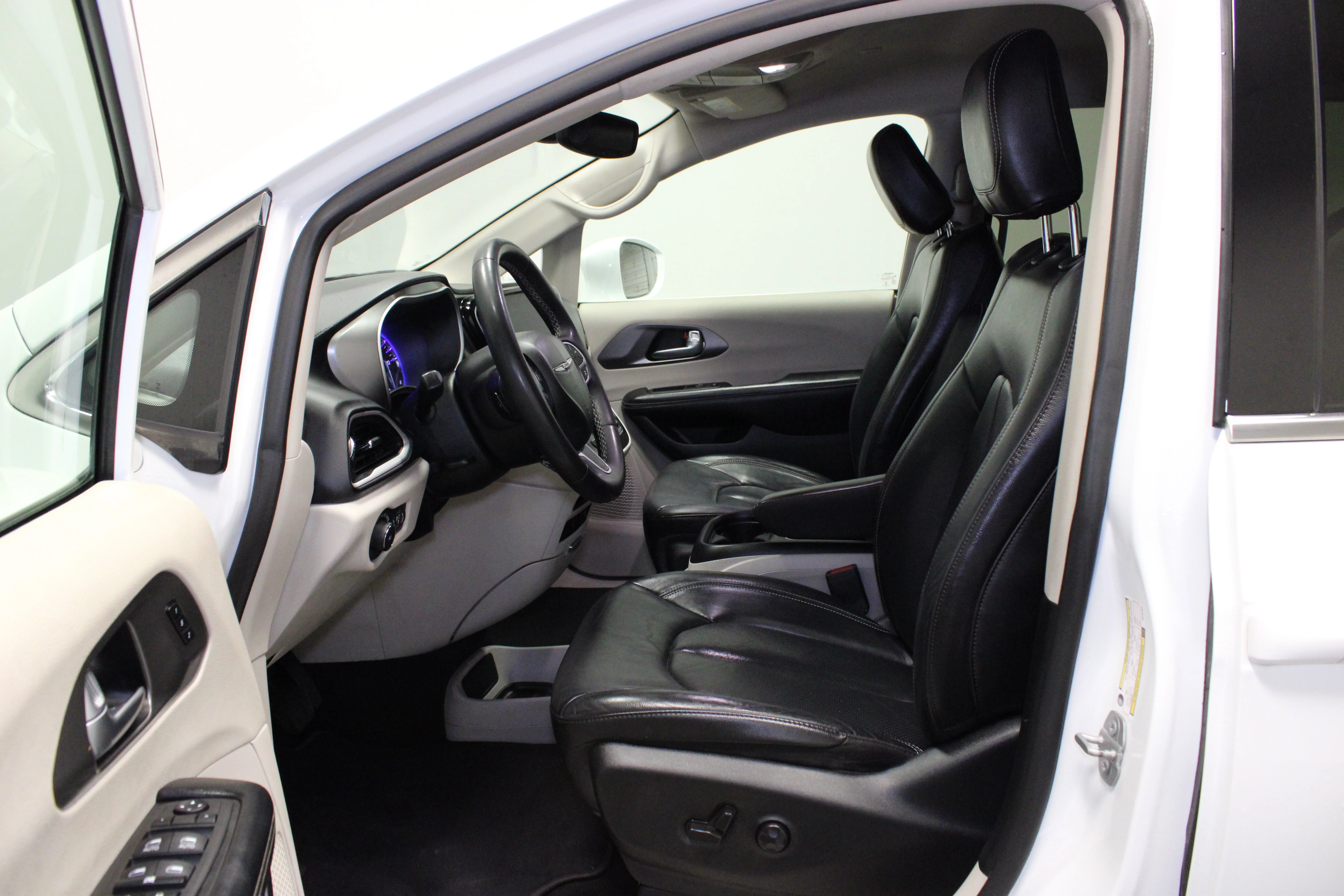 Used 2022 Bright White Clearcoat Chrysler Touring L image 18