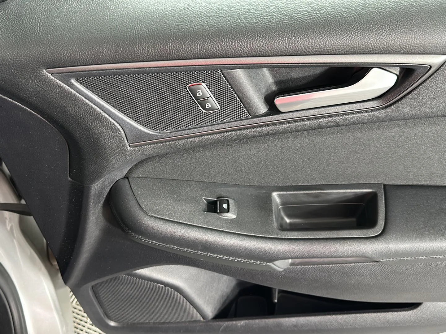Used 2019 Ingot Silver Ford SE image 5