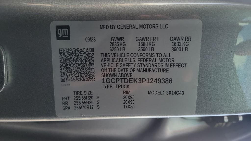 Used 2023 Gray Chevrolet Z71 image 23