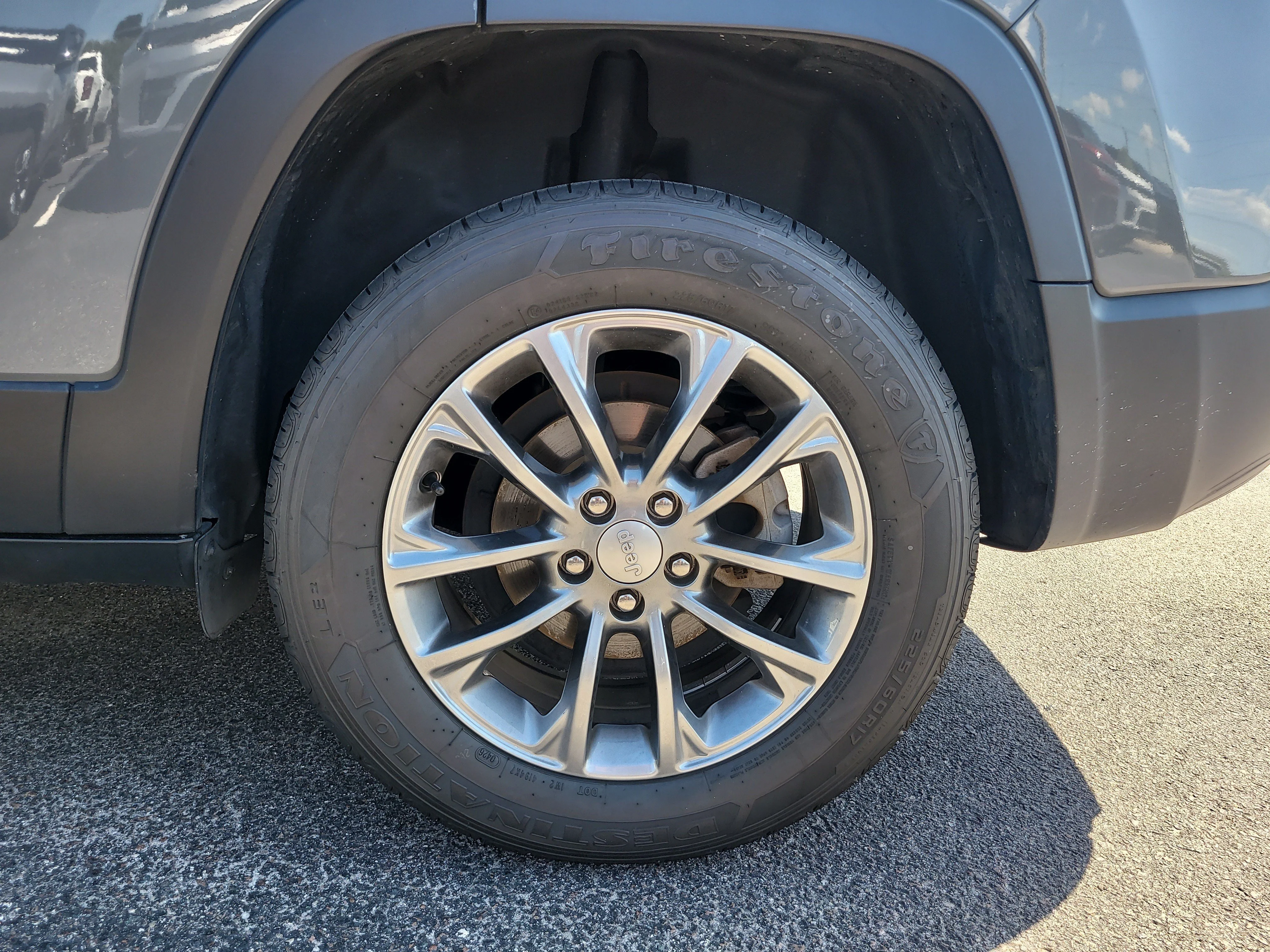 Used 2021 Sting-Gray Clearcoat Jeep Latitude Plus image 8