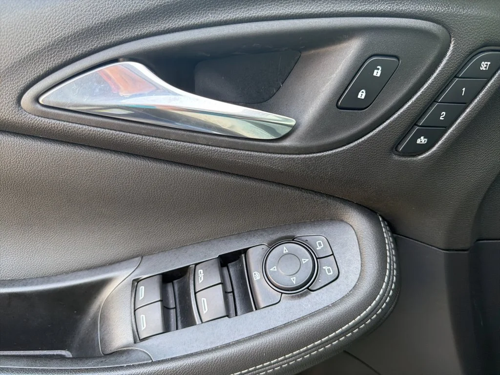 Used 2023 Sapphire Buick Essence image 25