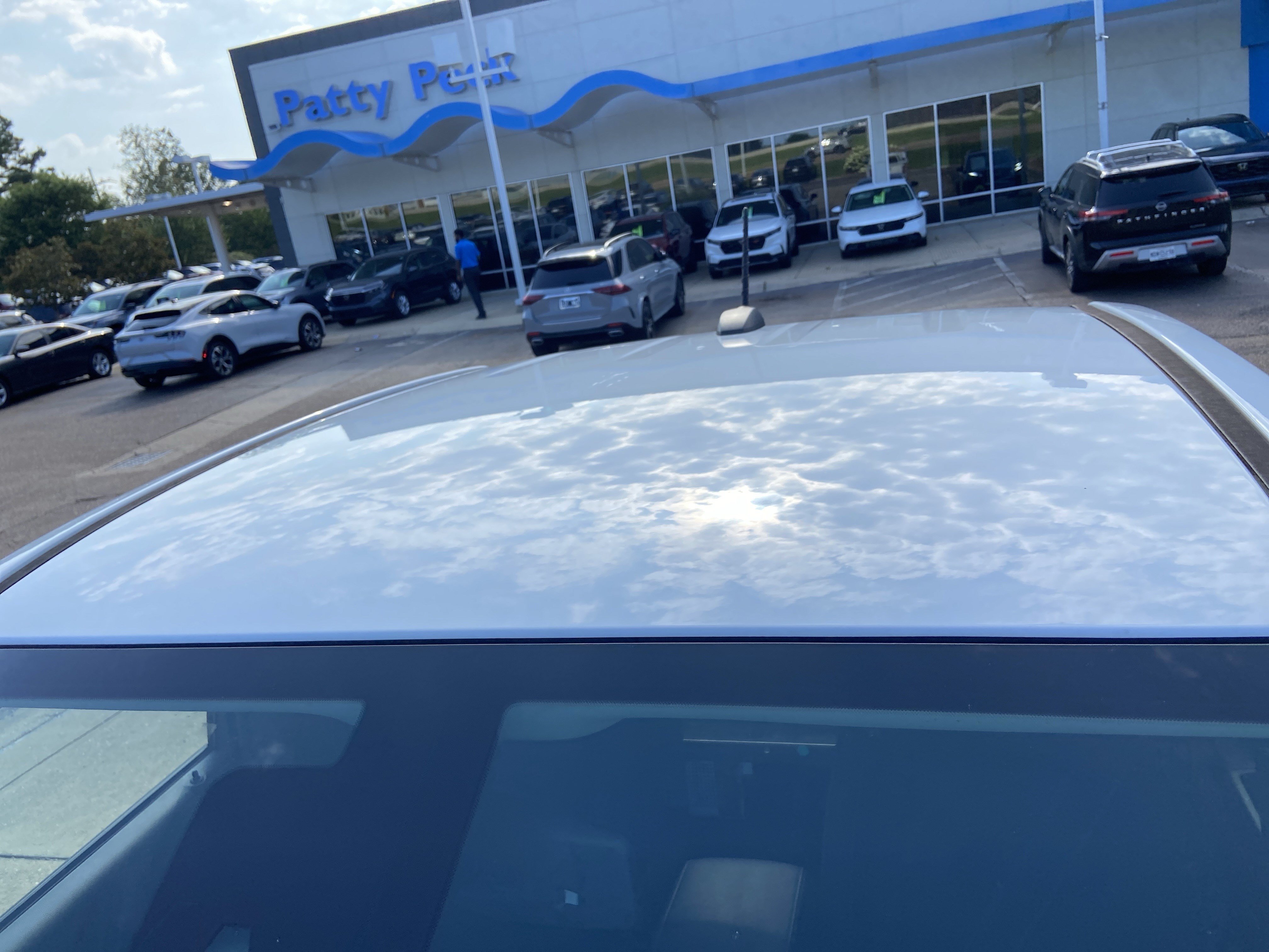 Used 2022 Summit White Chevrolet 2WD LT image 28