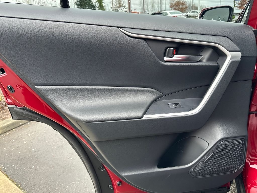 2025 Toyota RAV4 XLE - Photo 13
