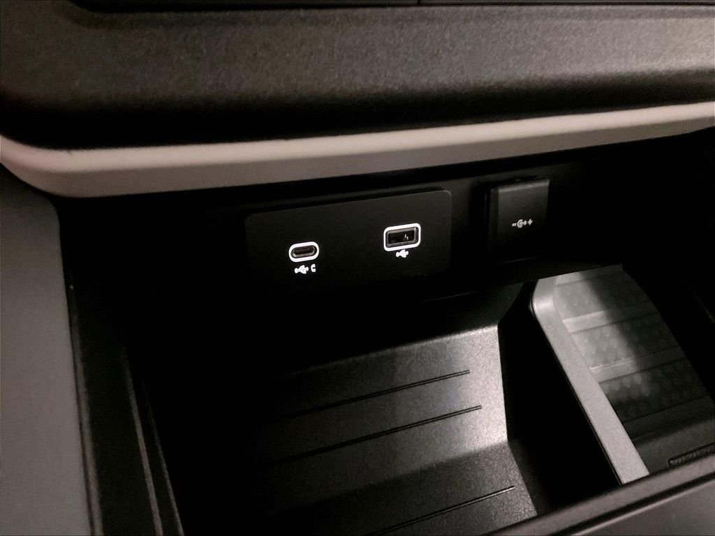 Used 2020 Green Land Rover SE image 27