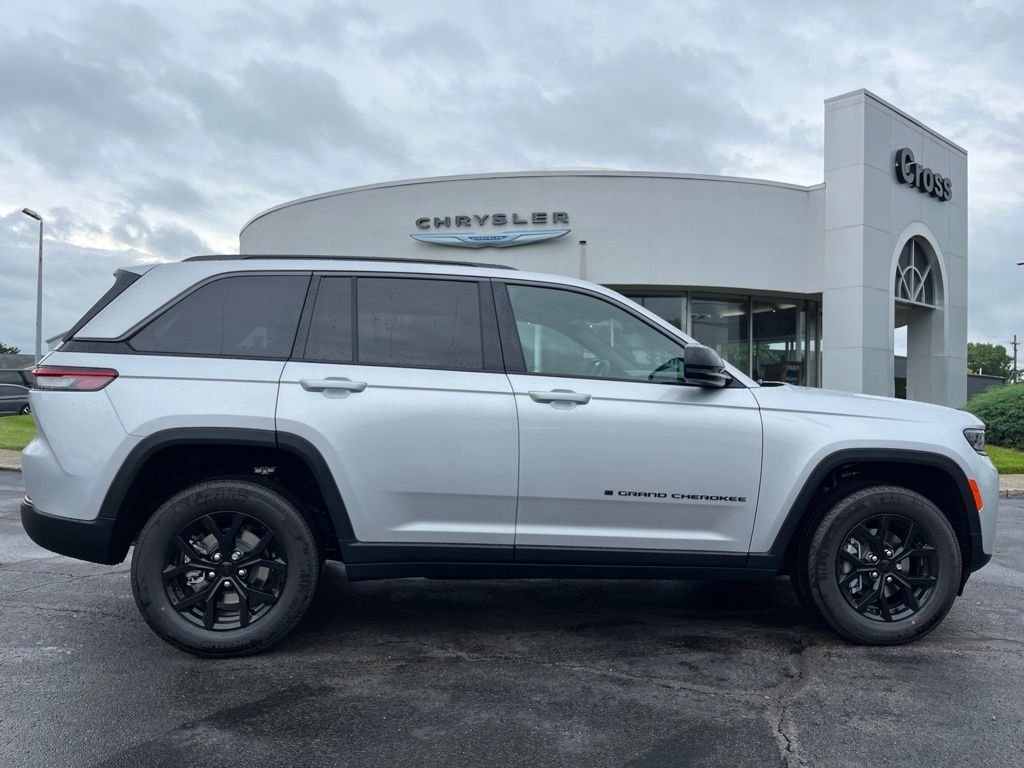 New 2026 Silver Zynith Exterior Paint Jeep Laredo Altitude image 45