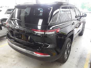 Used 2024 Diamond Black Crystal Pearlcoat Jeep  image 4