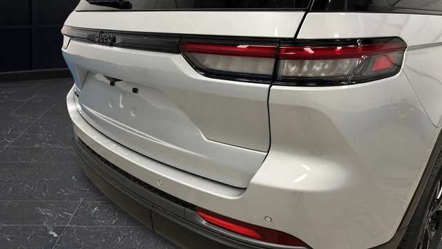 New 2026 Silver Zynith Exterior Paint Jeep Altitude image 33