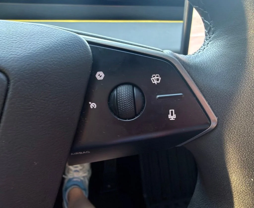 Used 2025  Tesla Base image 29