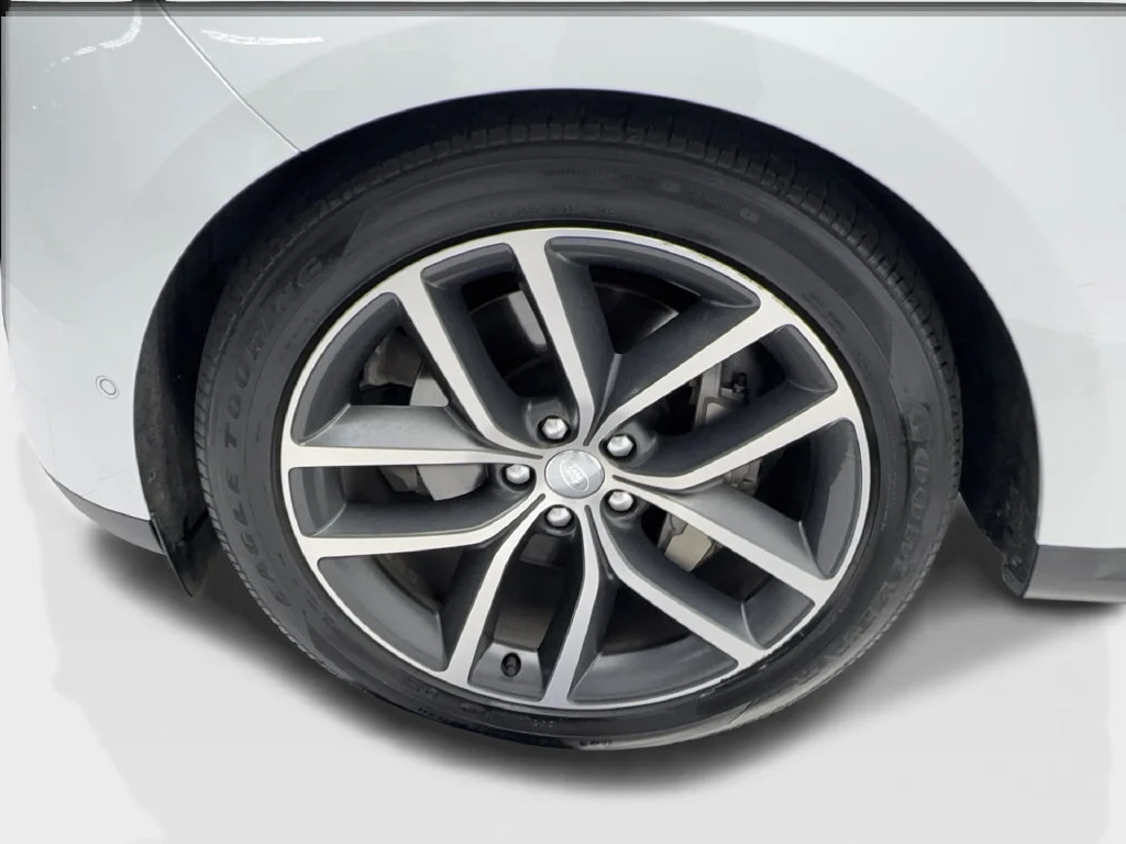 Used 2023 White Land Rover SE image 15