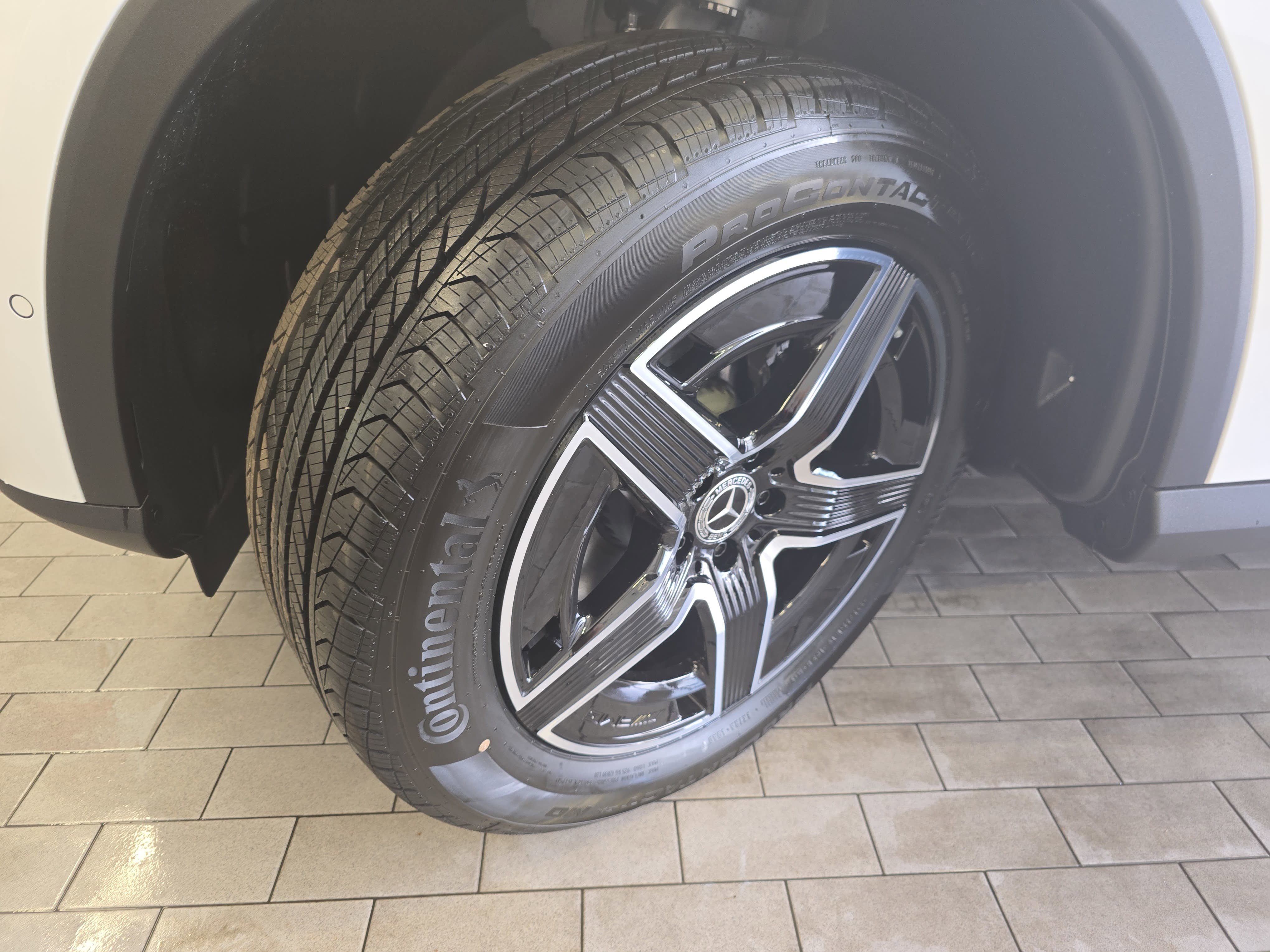 New 2026 MANUFAKTUR Moonlight White Metallic Mercedes-Benz GLC300 image 35