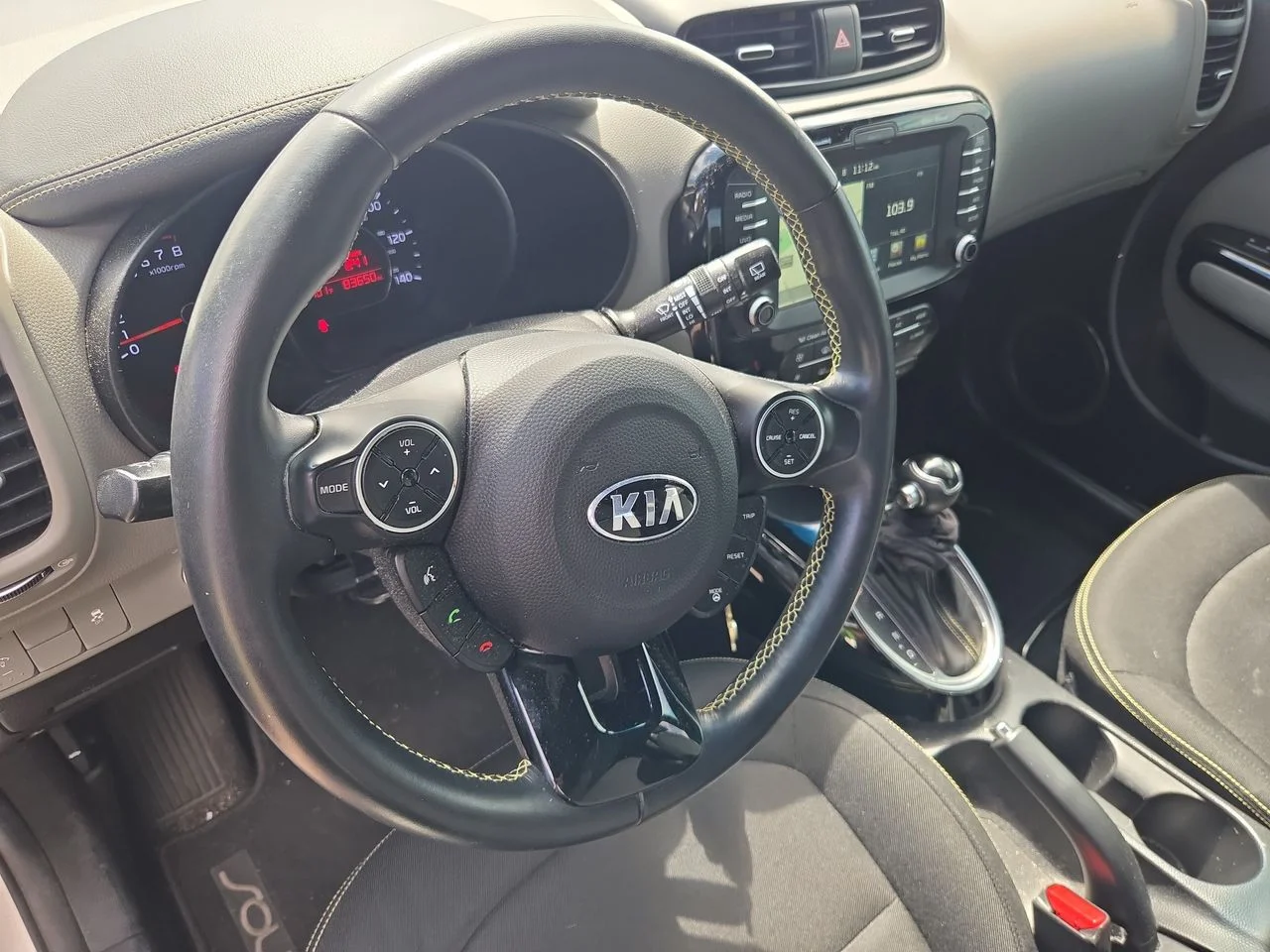 Used 2015 Clear White Kia Plus image 9