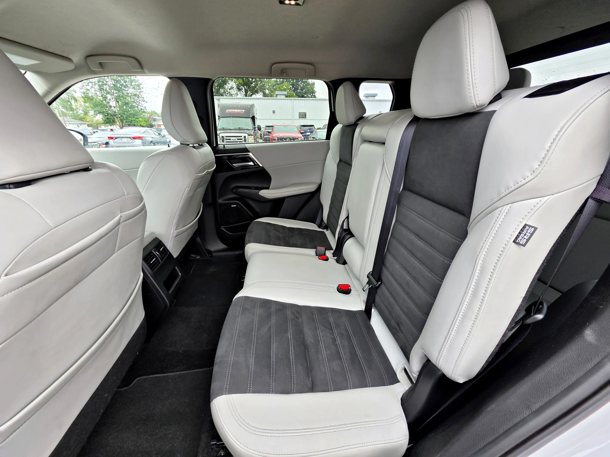 Used 2025 White Diamond Mitsubishi SE image 12