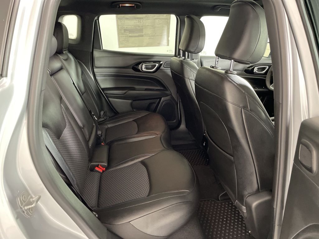 New 2026 Silver Zynith Metallic Clearcoat Jeep Latitude image 42