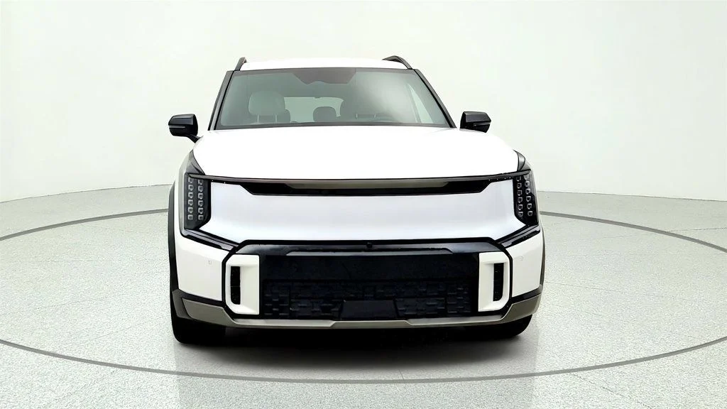 Used 2026 Glacial White Kia GT-Line AWD image 2