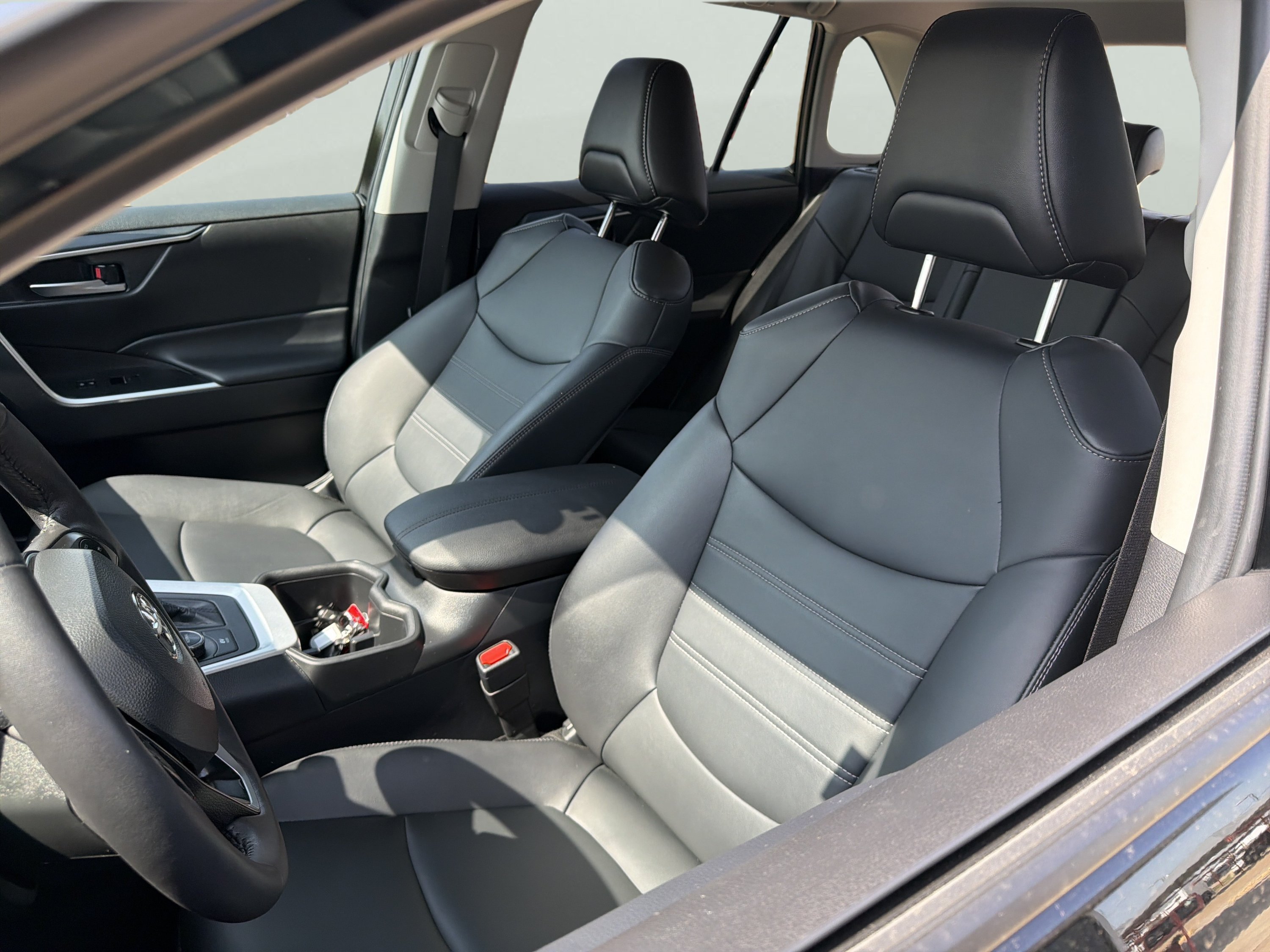 Certified Used 2025 Black Toyota Hybrid XLE Premium image 4