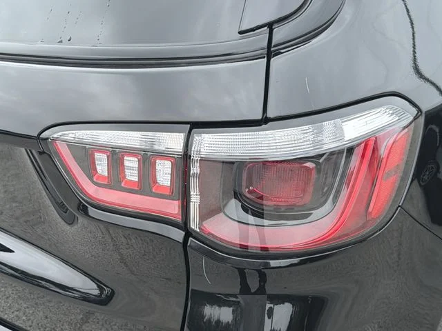New 2026 Diamond Black Crystal Pearl-Coat Exterior Paint Jeep Latitude image 9