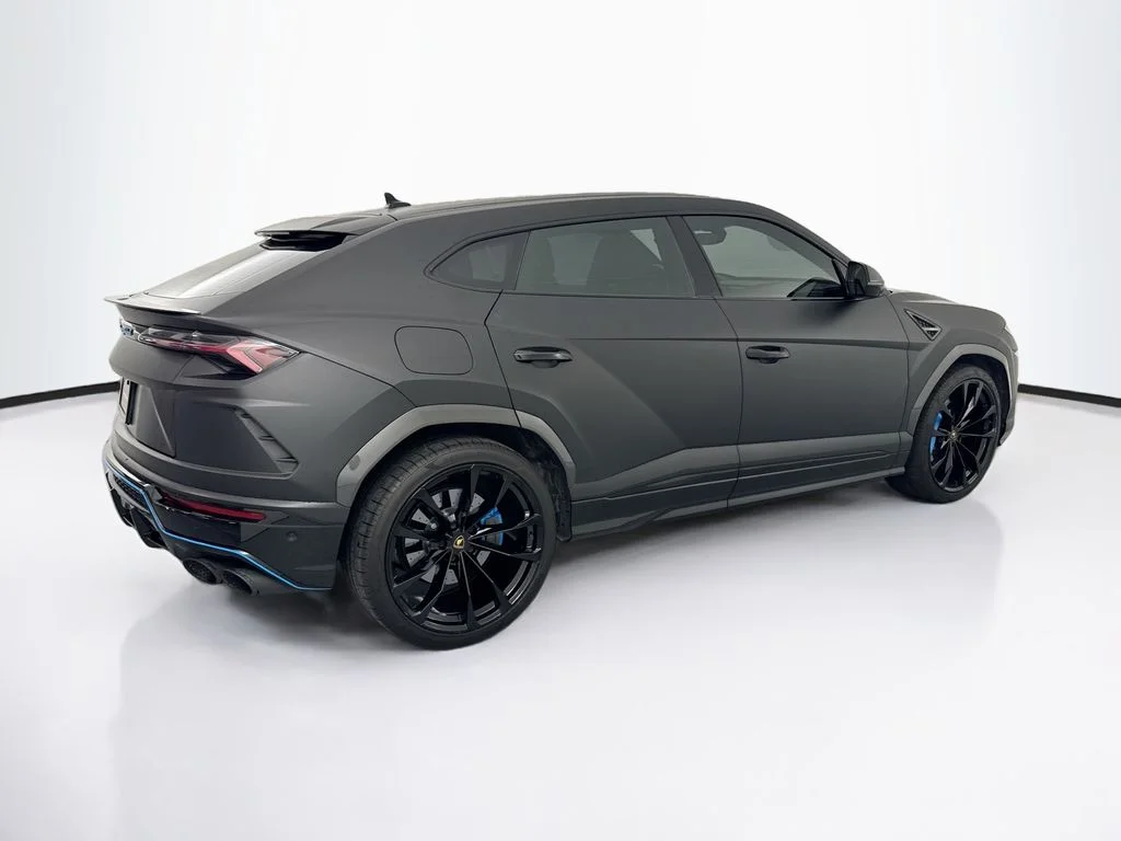 Used 2022 Black Lamborghini  image 5