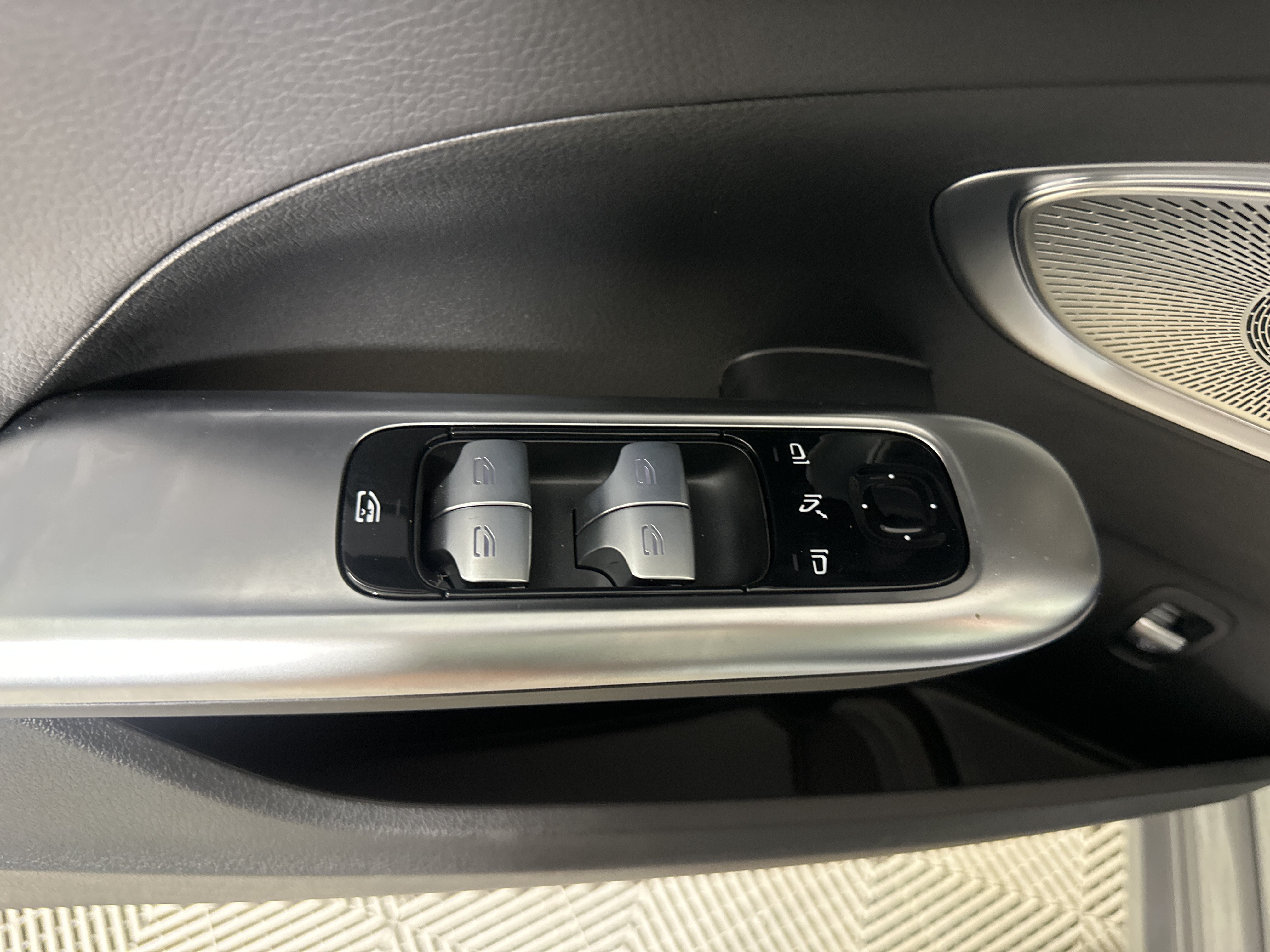 New 2026 MANUFAKTUR Alpine Grey Mercedes-Benz C 300 image 36