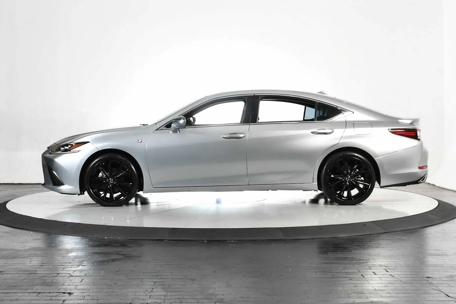 Used 2023 Iridium Lexus F SPORT Handling image 2